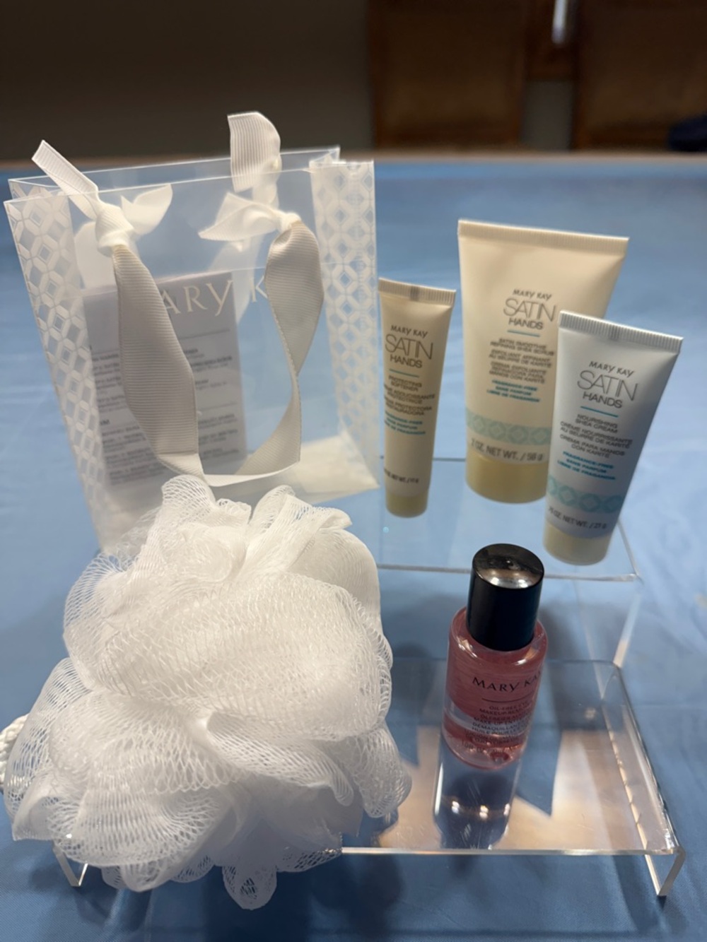 Mary Kay Mini Satin Hands Pamper Set - Mini eye make up remover and white buff.